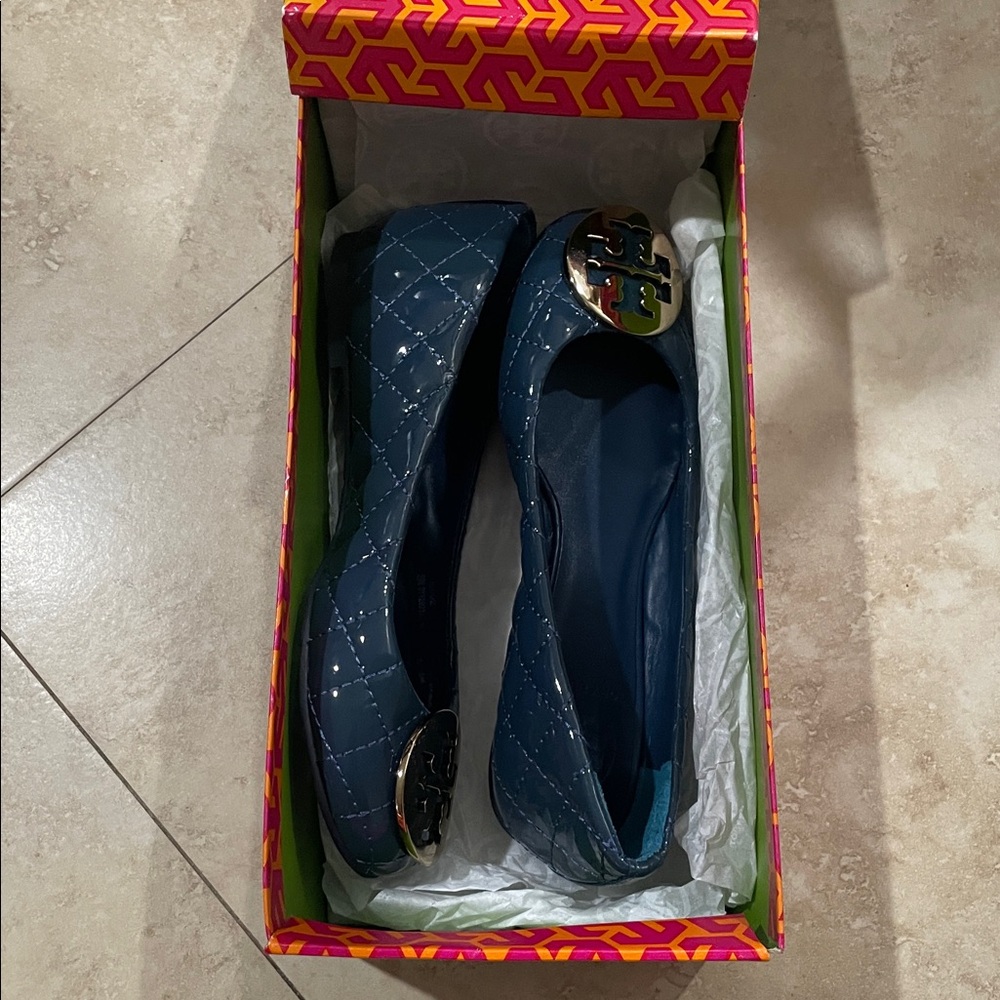 Tory Burch Navy Quilted Flats with Gold Logo - Picture 8 of 9